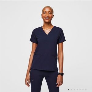 FIGS Casma Three-Pocket Scrub Top XS in Navy Blue